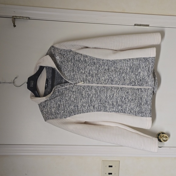 Women's XL North face Jacket. - Picture 3 of 3